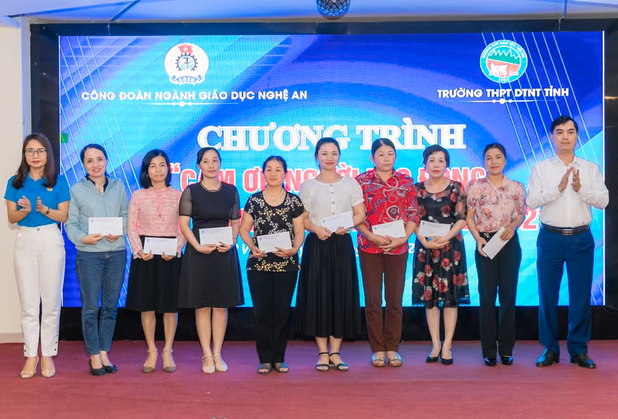 Lãnh đạo Sở GD&ĐT, Liên đoàn Lao động tỉnh tặng quà cho các giáo viên có hoàn cảnh đặc biệt khó khăn. 