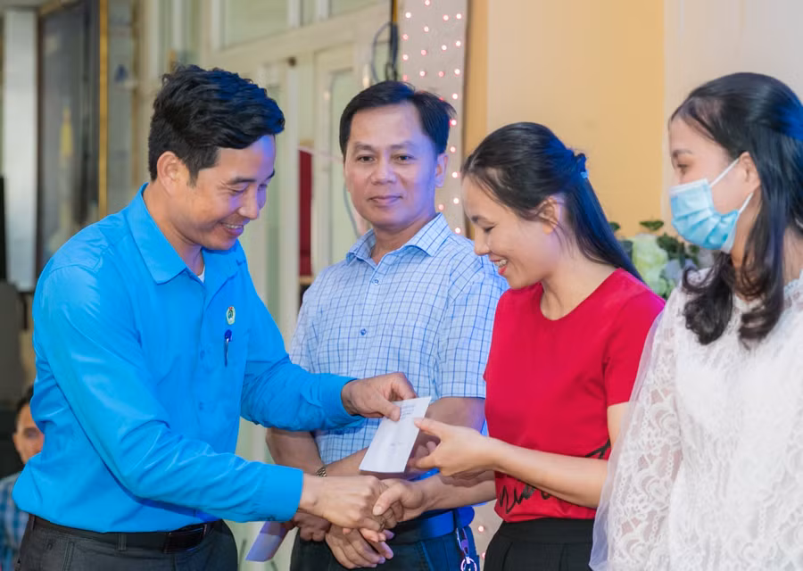 Ông Đặng Văn Hải tặng quà cho cán bộ nhà giáo người lao động có hoàn cảnh đặc biệt khó khăn.