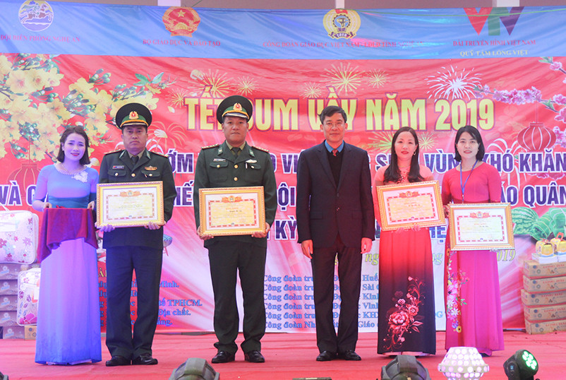 Trao quà cho đại diện các trường và đồn biên phòng có nhiều nỗ lực chăm lo cho giáo dục trên địa bàn