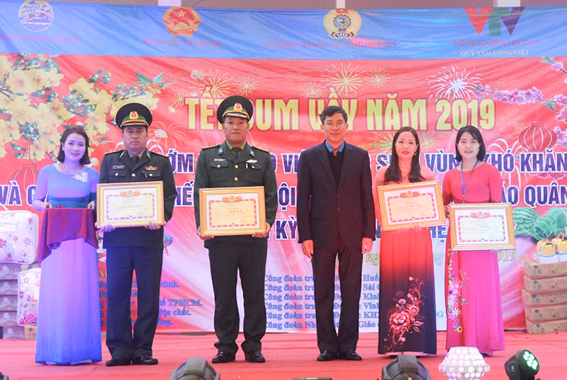 Trao quà cho đại diện các trường và đồn biên phòng có nhiều nỗ lực chăm lo cho giáo dục trên địa bàn