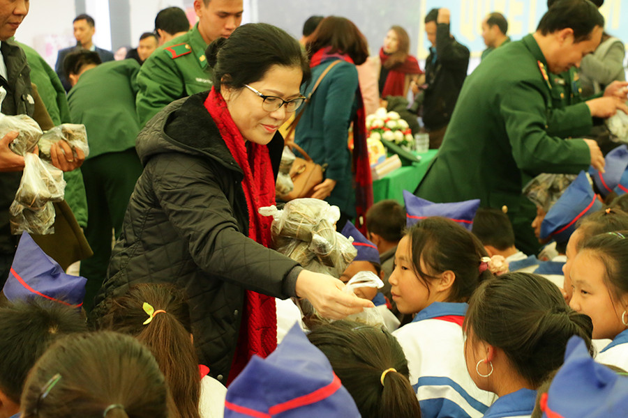 Nhiều phần quà tết như bánh chưng, kẹo, sách vở được trao tận tay học sinh