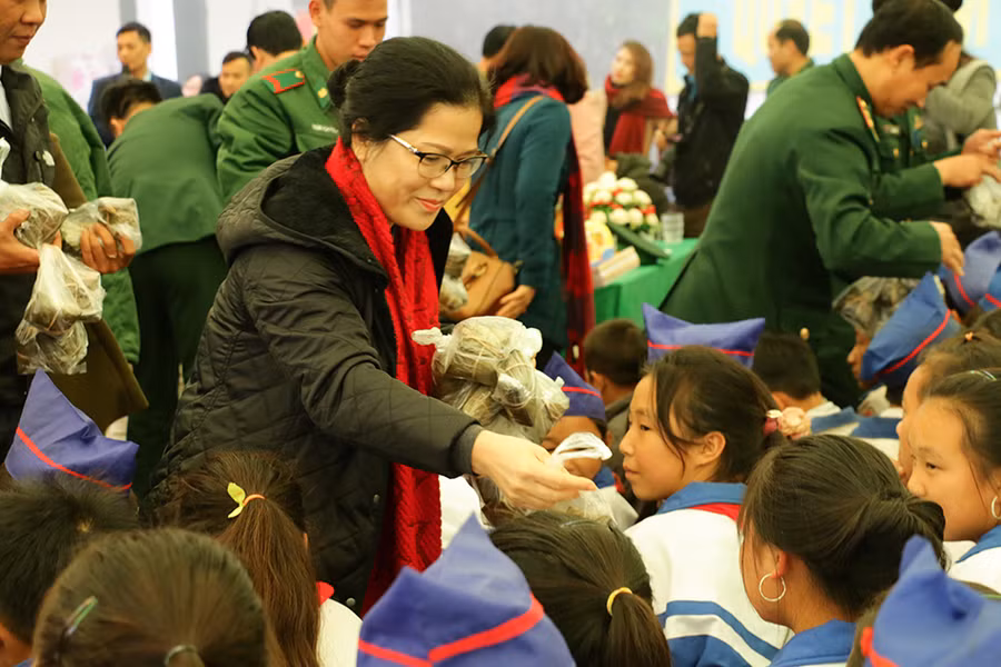 Nhiều phần quà tết như bánh chưng, kẹo, sách vở được trao tận tay học sinh