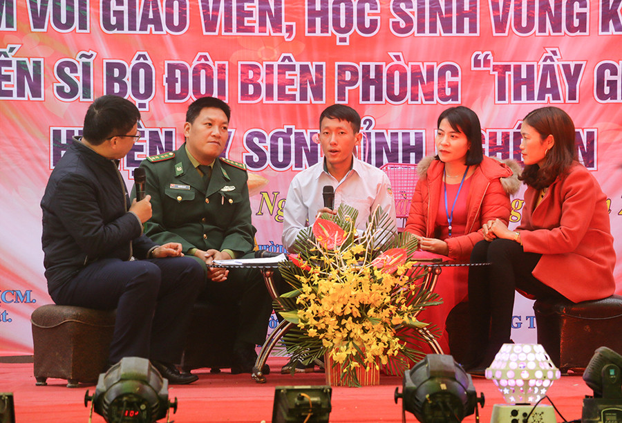 Giao lưu, chia sẻ tâm tư tình cảm của giáo viên, chiến sĩ biên phòng và học sinh tại Tết sum vầy