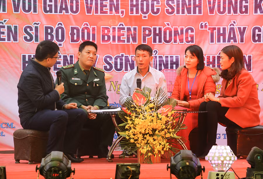 Giao lưu, chia sẻ tâm tư tình cảm của giáo viên, chiến sĩ biên phòng và học sinh tại Tết sum vầy