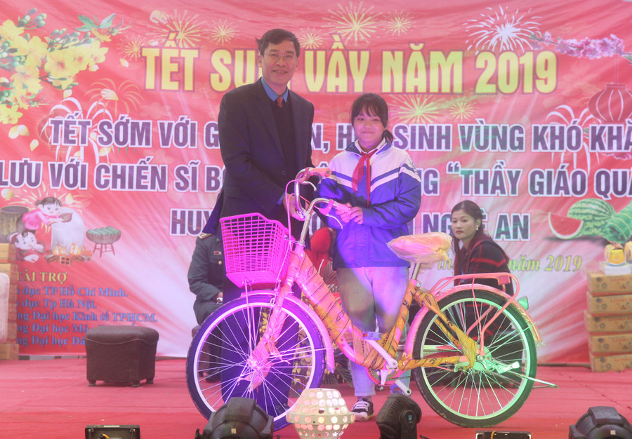 Ông Vũ Minh Đức - Chủ tịch Công đoàn GDVN tặng xe đạp cho học sinh cho hoàn cảnh khó khăn