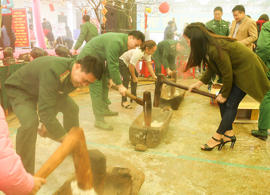 Chiến sĩ biên phòng và giáo viên thi giã bánh gạo truyền thống của bà con dân tộc Mông Chiến sĩ biên phòng và giáo viên thi giã bánh gạo truyền thống của bà con dân tộc Mông