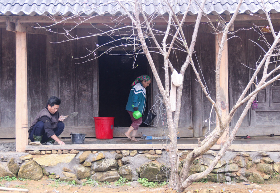 Một gia đình người Mông sửa sang lại nhà cửa chuẩn bị đón tết