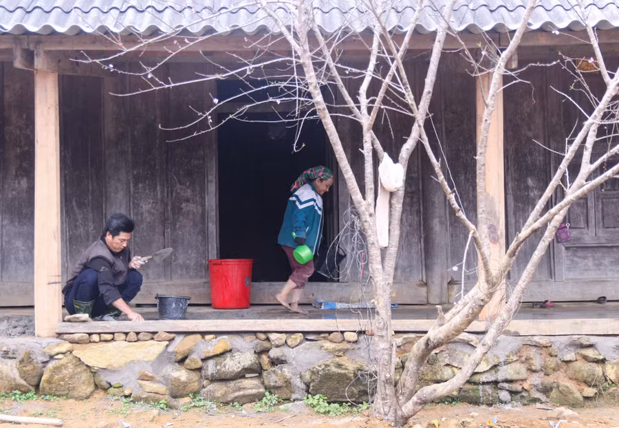 Một gia đình người Mông sửa sang lại nhà cửa chuẩn bị đón tết
