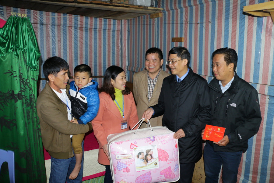 Đoàn công tác thăm và tặng quà cho vợ chồng thầy cô giáo có hoàn cảnh khó khăn tại Trường Tiểu học Na Ngoi 1