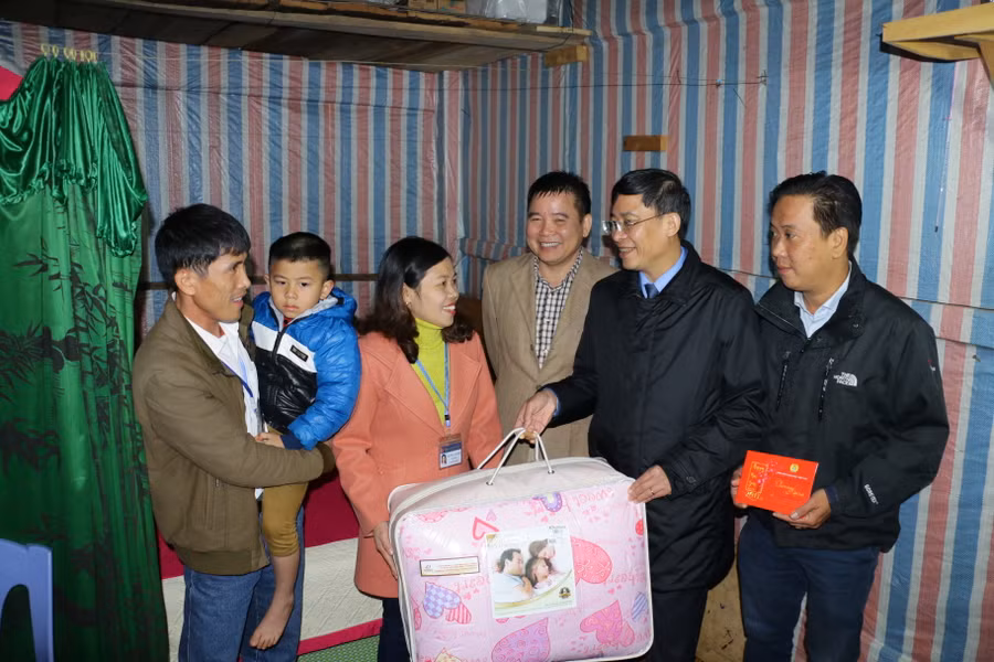 Đoàn công tác thăm và tặng quà cho vợ chồng thầy cô giáo có hoàn cảnh khó khăn tại Trường Tiểu học Na Ngoi 1