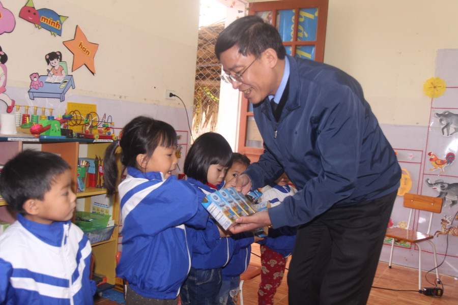Ông Vũ Minh Đức - Chủ tịch Công đoàn GDVN thăm tặng quà cho học sinh
