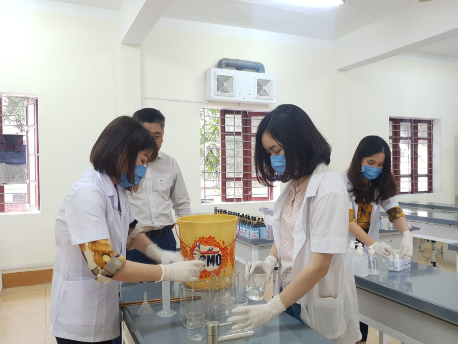 Nhà trường đã giao cho tổ Hóa học nghiên cứu sản xuất nước rửa tay sát khuẩn cho học sinh Nhà trường đã giao cho tổ Hóa học nghiên cứu sản xuất nước rửa tay sát khuẩn cho học sinh