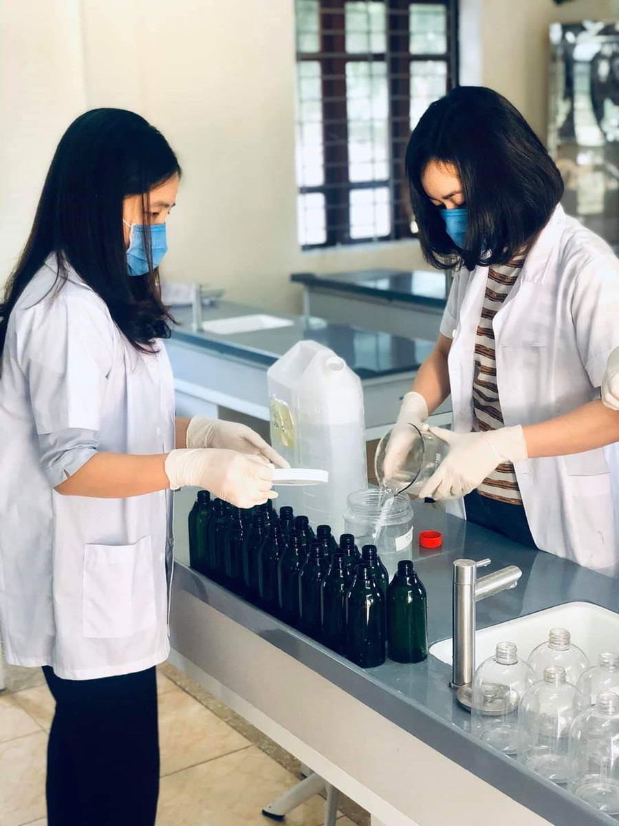 Sản phẩm nước rửa tay được phát triển từ dự án nước lau sàn diệt khuẩn của học sinh từng đạt giải 3 KHKT Sản phẩm nước rửa tay được phát triển từ dự án nước lau sàn diệt khuẩn của học sinh từng đạt giải 3 KHKT