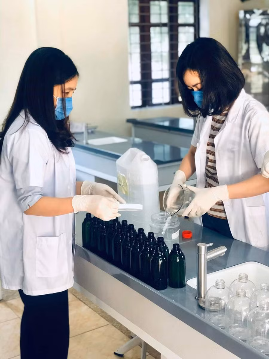 Sản phẩm nước rửa tay được phát triển từ dự án nước lau sàn diệt khuẩn của học sinh từng đạt giải 3 KHKT