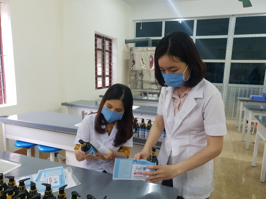 Nước rửa tay được cho vào chai nhựa và khuyến khích học sinh tiết kiệm, tái chế cho lần sau Nước rửa tay được cho vào chai nhựa và khuyến khích học sinh tiết kiệm, tái chế cho lần sau