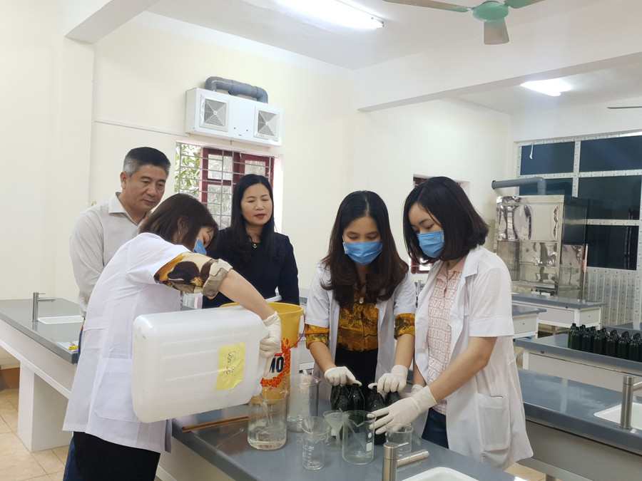 Nhà trường sẽ duy trì việc sản xuất nước rửa tay kể cả sau khi hết dịch bệnh Nhà trường sẽ duy trì việc sản xuất nước rửa tay kể cả sau khi hết dịch bệnh
