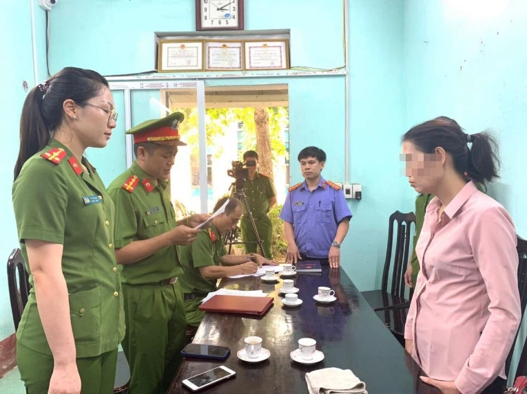 Cơ quan công an đọc quyết định khởi tố đối với Đào Thị T. (Ảnh: Công an tỉnh Tuyên Quang)