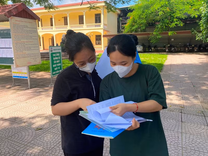 Thí sinh tỉnh Phú Thọ trao đổi sau khi kết thúc bài thi.