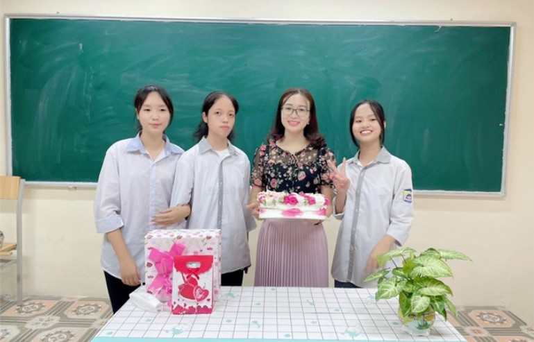 Thủ khoa Nguyễn Thị Tấm (thứ 2 từ trái qua) cùng cô giáo chủ nhiệm và các bạn trong đội tuyển HSG Ngữ văn. Thủ khoa Nguyễn Thị Tấm (thứ 2 từ trái qua) cùng cô giáo chủ nhiệm và các bạn trong đội tuyển HSG Ngữ văn.