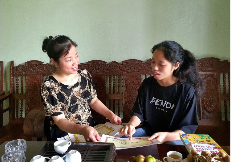 Tấm và mẹ trong ngày vui biết điểm tốt nghiệp THPT. Tấm và mẹ trong ngày vui biết điểm tốt nghiệp THPT.