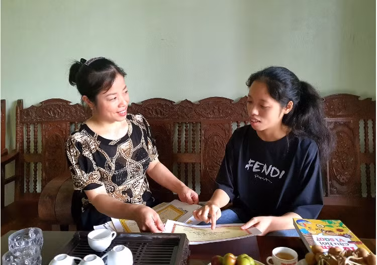 Tấm và mẹ trong ngày vui biết điểm tốt nghiệp THPT.