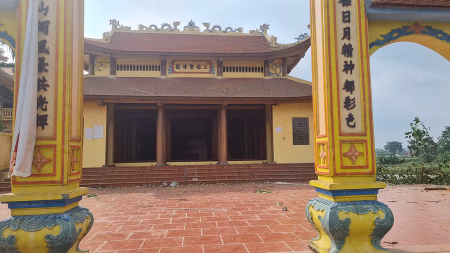 Sân đền Mẫu xuất hiện nhiều vết nứt