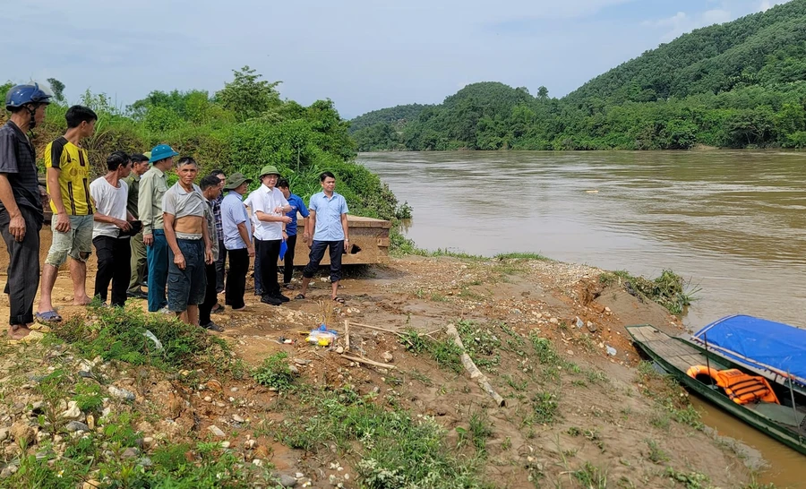 Bí thư Huyện ủy Bắc Quang Hà Việt Hưng (đội mũ cối, áo trắng) kiểm tra công tác tìm kiếm cháu bé mất tích. Ảnh: Chí Cường.