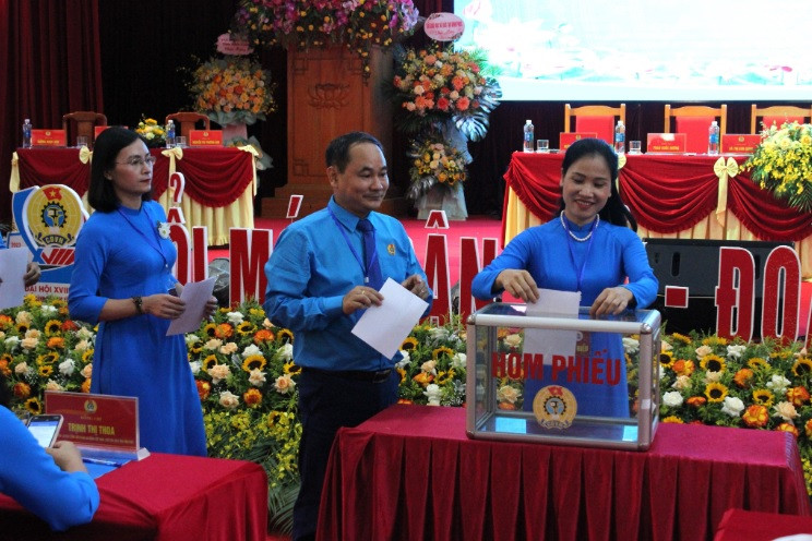 Bỏ phiếu bầu Ban Chấp hành Công đoàn ngành Giáo dục tỉnh Vĩnh Phúc, nhiệm kỳ 2023-2028. Bỏ phiếu bầu Ban Chấp hành Công đoàn ngành Giáo dục tỉnh Vĩnh Phúc, nhiệm kỳ 2023-2028.