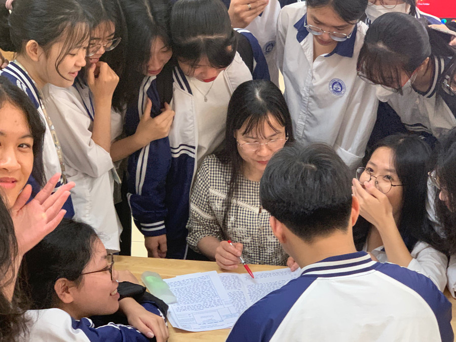 Giờ chữa bài cho học sinh lớp 12A11 của cô Lê Thị Thu Trang. Giờ chữa bài cho học sinh lớp 12A11 của cô Lê Thị Thu Trang.