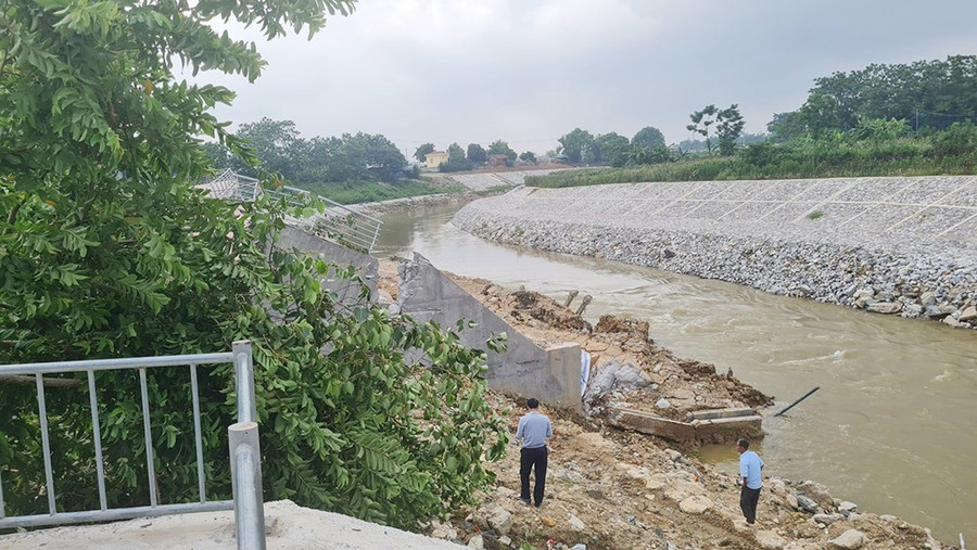 Công trình bị sạt lở nghiêm trọng Công trình bị sạt lở nghiêm trọng