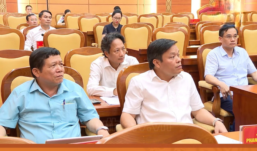 Giám đốc Sở GD&amp;ĐT Phú Thọ Nguyễn Văn Mạnh (ngoài cùng bên trái) tham dự hội nghị