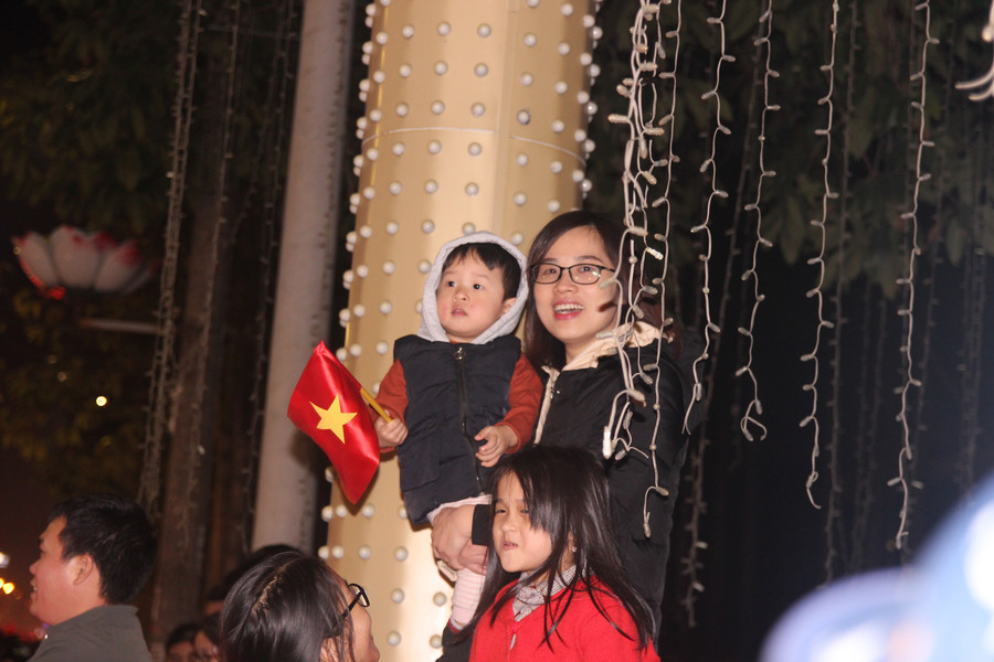 Các em nhỏ cũng được bố mẹ cho ra đường chung vui