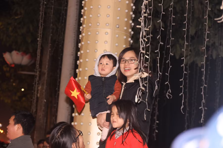 Các em nhỏ cũng được bố mẹ cho ra đường chung vui Các em nhỏ cũng được bố mẹ cho ra đường chung vui