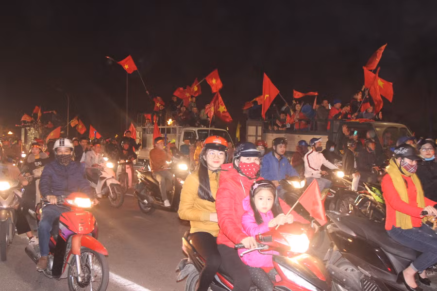 Mặc dù thời tiết giá lạnh nhưng người dân vẫn mặc áo ấm, mang theo cờ, băng rôn đổ ra đường ăn mừng Mặc dù thời tiết giá lạnh nhưng người dân vẫn mặc áo ấm, mang theo cờ, băng rôn đổ ra đường ăn mừng