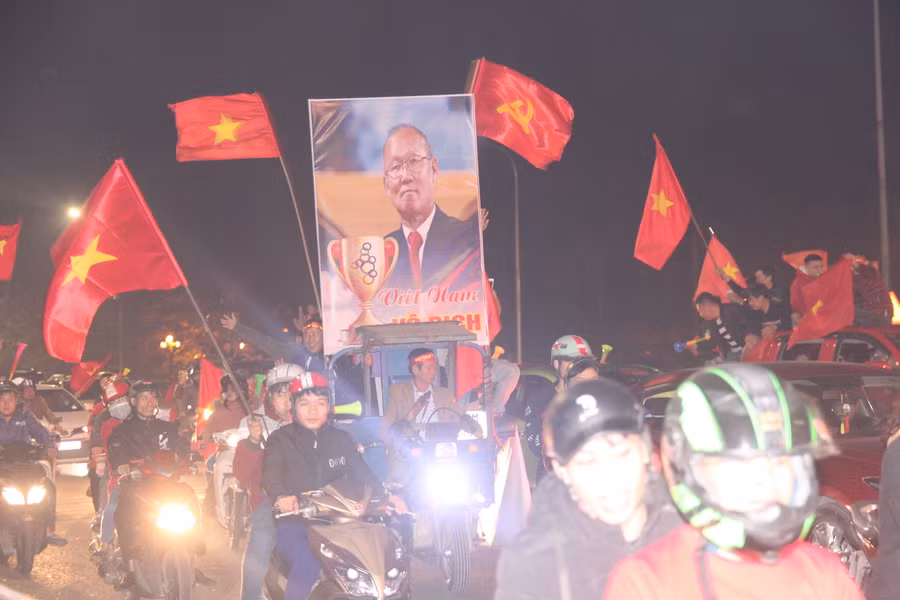 Người dân Nghệ An ăn mừng chiến thắng của đội tuyển U22 Việt Nam