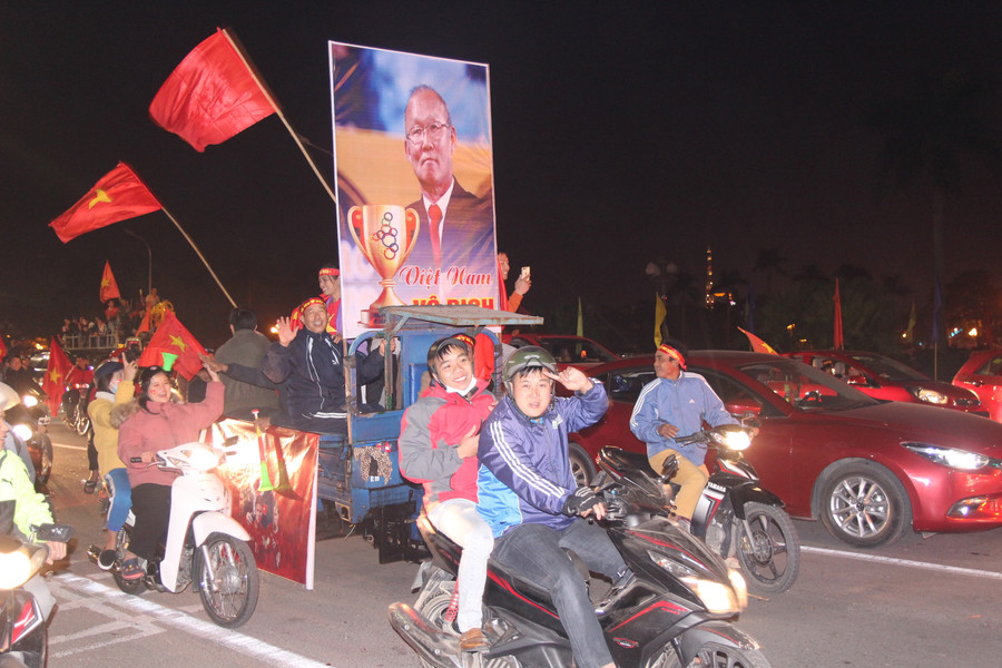 Người dân không quên mang theo ảnh thầy Park Hang Seo - người dẫn dắt đội tuyển bóng đá nam U22 Việt Nam lần đầu tiên giành chức vô địch SEA Games