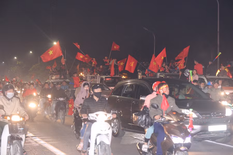 Khắp các tuyến đường tại TP Vinh, Nghệ An tràn ngập màu cờ Khắp các tuyến đường tại TP Vinh, Nghệ An tràn ngập màu cờ