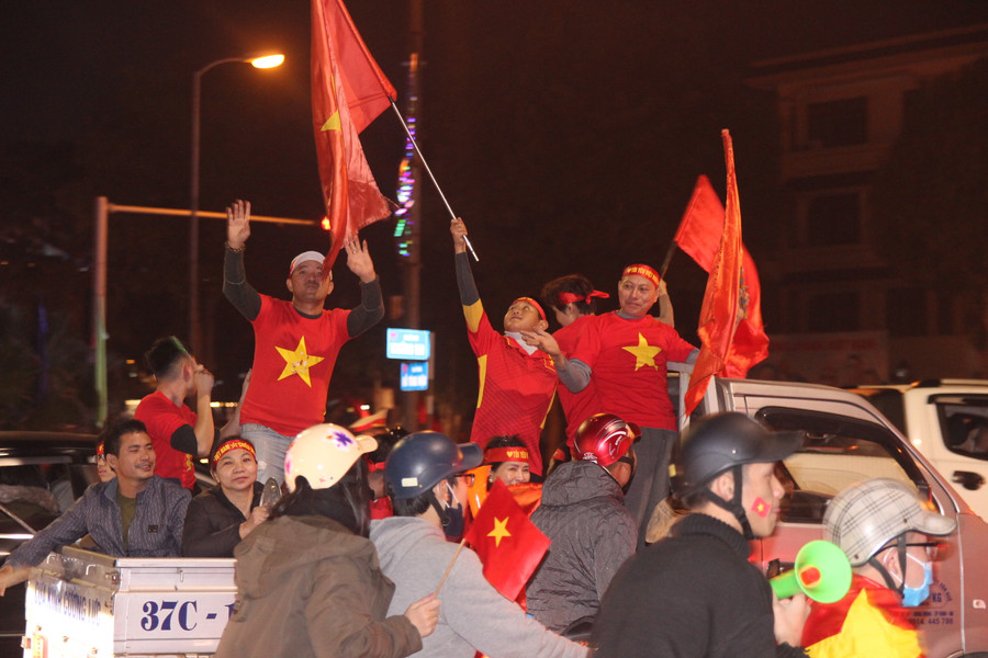 Sau 20 năm chờ đợi, cuối cùng đội tuyển bóng đá nam U22 Việt Nam cũng giành được Huy chương vàng SEA Games, điều này khiến các cổ động viên phấn khích