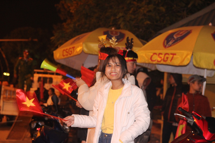 Nhiều bạn trẻ ăn mừng theo cách đứng 2 bên đường hưởng ứng dòng người "đi bão"