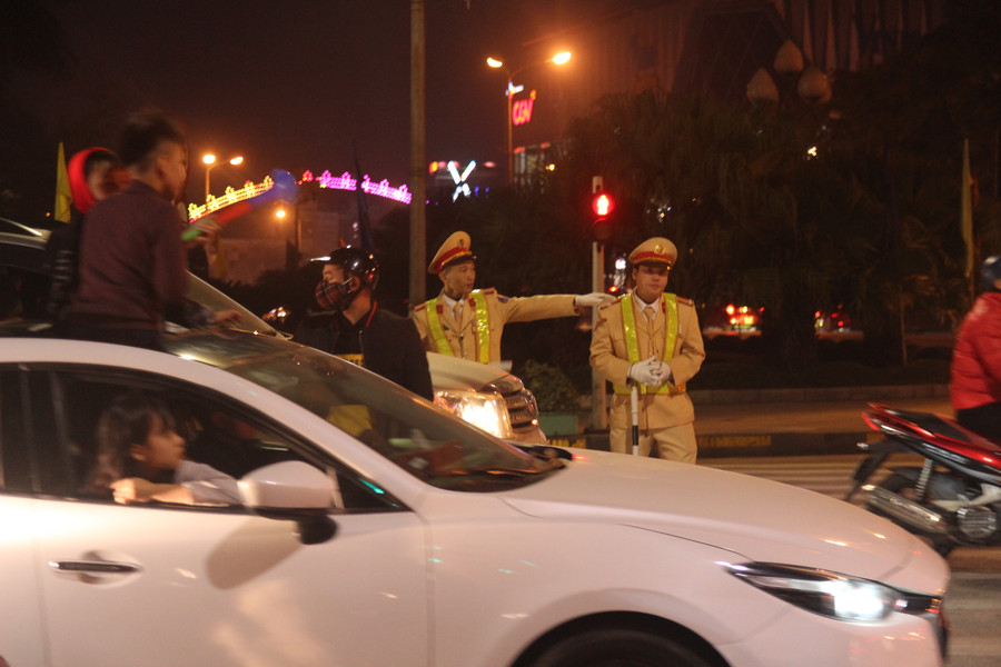 Tại các ngã tư là nơi tập trung nhiều cảnh sát để phân làn đường, đảm bảo an toàn cho người tham gia giao thông