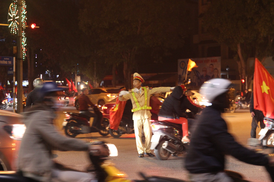 Chiến sĩ cảnh sát giao thông nỗ lực điều khiển giao thông tránh gây tắc đường, mất trật tự