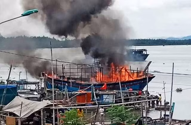 Chỉ trong chốc lát, chiếc tàu đánh cá trị giá hơn 1 tỷ đồng đã bị lửa thiêu rụi. Chỉ trong chốc lát, chiếc tàu đánh cá trị giá hơn 1 tỷ đồng đã bị lửa thiêu rụi.