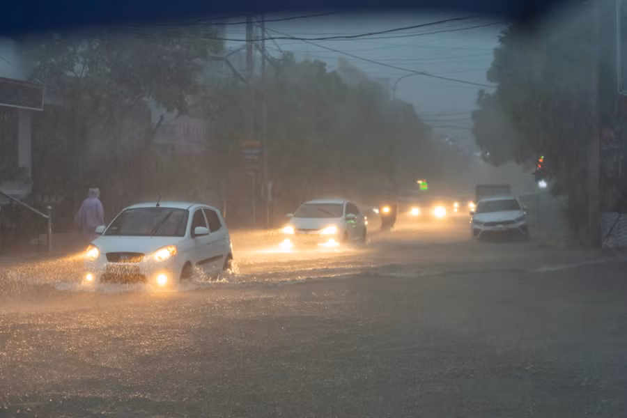 Các phương tiện di chuyển khó khăn khi đường phố ngập sâu trong nước.