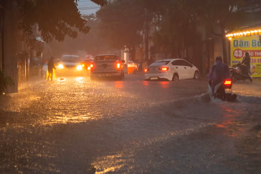 Đến tối ngày 18/9, mưa vẫn liên tục không ngớt, thành phố Vinh như chìm trong biển nước.