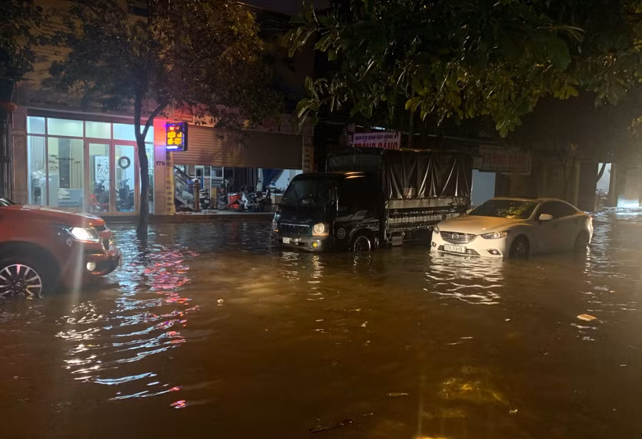 Trong khi đó, không ít ô tô bị chết máy, chủ xe buộc phải để lại trên phố chờ gọi cứu hộ.