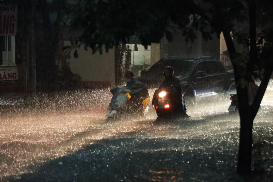 Hàng loạt xe gắn máy bị chết máy, người dân buộc phải dắt bột trong trời mưa lớn.