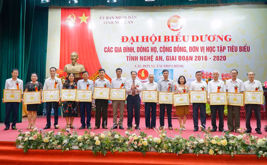 Trao bằng khen của UBND tỉnh Nghệ An cho các cá nhân, tập thể có đóng góp tích cực trong phong trào khuyến học.