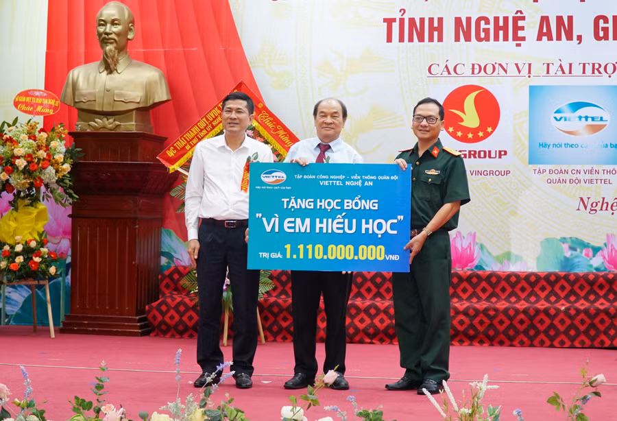 Thiếu tá Nguyễn Cảnh Hòa - Giám đốc Vietel Nghệ An trao biển tượng trưng học bổng "Vì em hiếu học" trị giá hơn 1,1 tỷ đồng đến đai diện Hội khuyến học tỉnh Nghệ An.