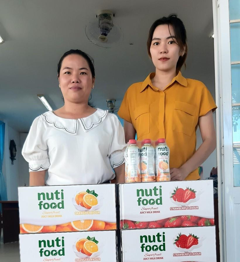 Đại diện một trường học nhận sữa do Công ty Thực phẩm 95 trao tặng.