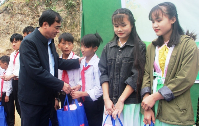 Ông Hoàng Văn Dũng - Trưởng Ban Tuyên giáo huyện Mường Lát trao những phần quà cho học sinh.